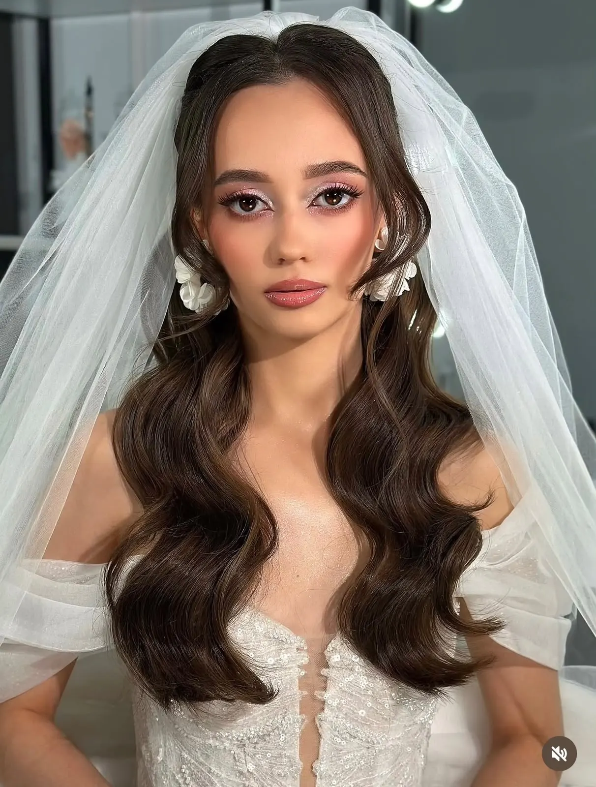 Bridal beauty look with a veil and soft waves